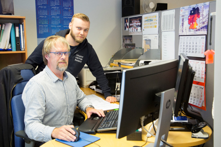 技术采购员Vesa Kuusisto（左）和Manu Hirvillammi在日常工作中使用Agilon portal。
