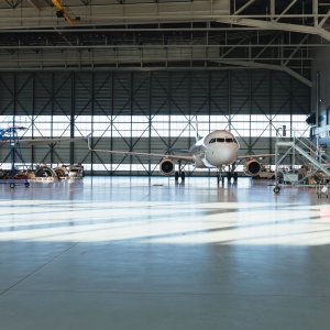 芬兰航空技术服务部为芬兰航空机队在赫尔辛基-万塔机场的机库提供部件维修